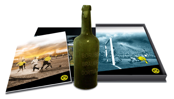 BU: Kassette mit 12 Mappen, Replik der Borussia-Bierflasche,  Fanposter und Begleitbuch (60 Seiten)